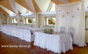 sala w Humniskach - dekoracja sali w kolorze biel-krem 